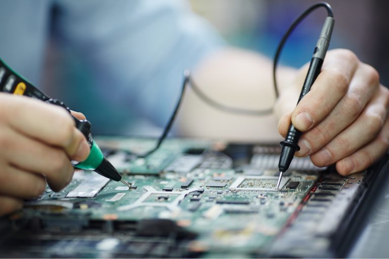 checking-current-in-laptop-circuit-board