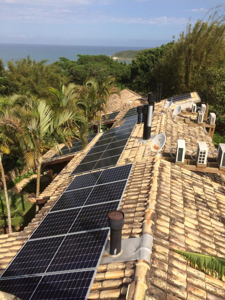 Instalação de energia solar na Praia do Rosa